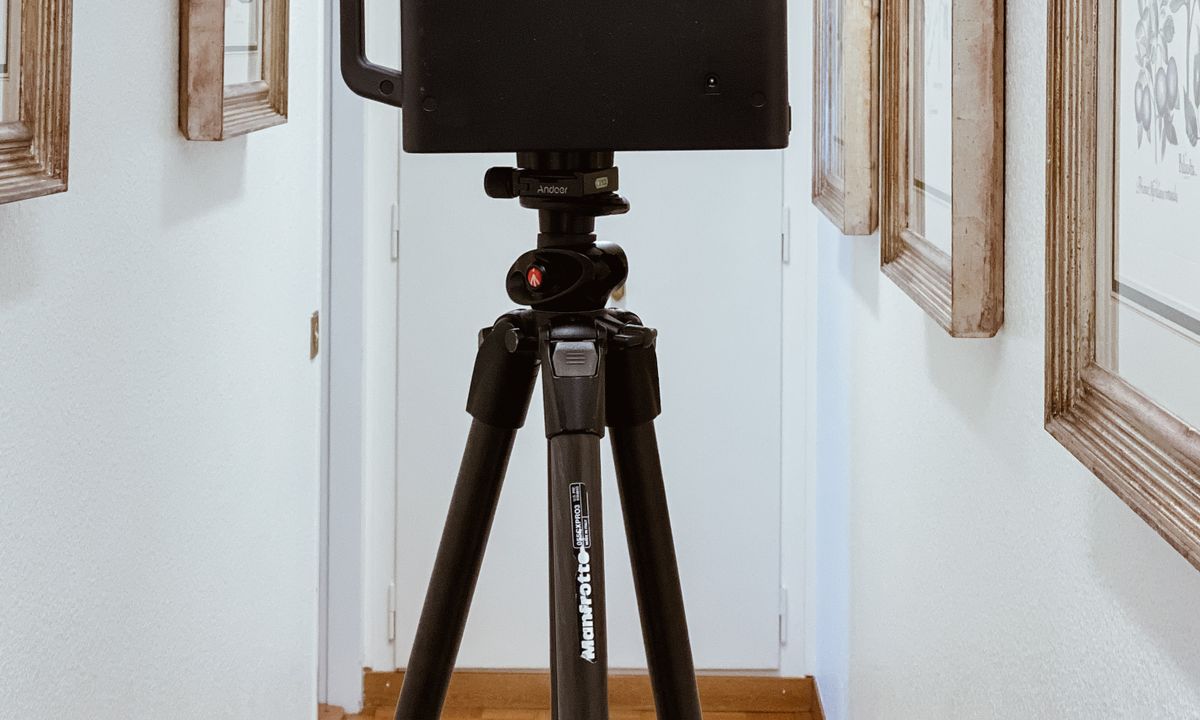 3D-Scanner auf einem Stativ bei einer digitalen Innenraumvermessung