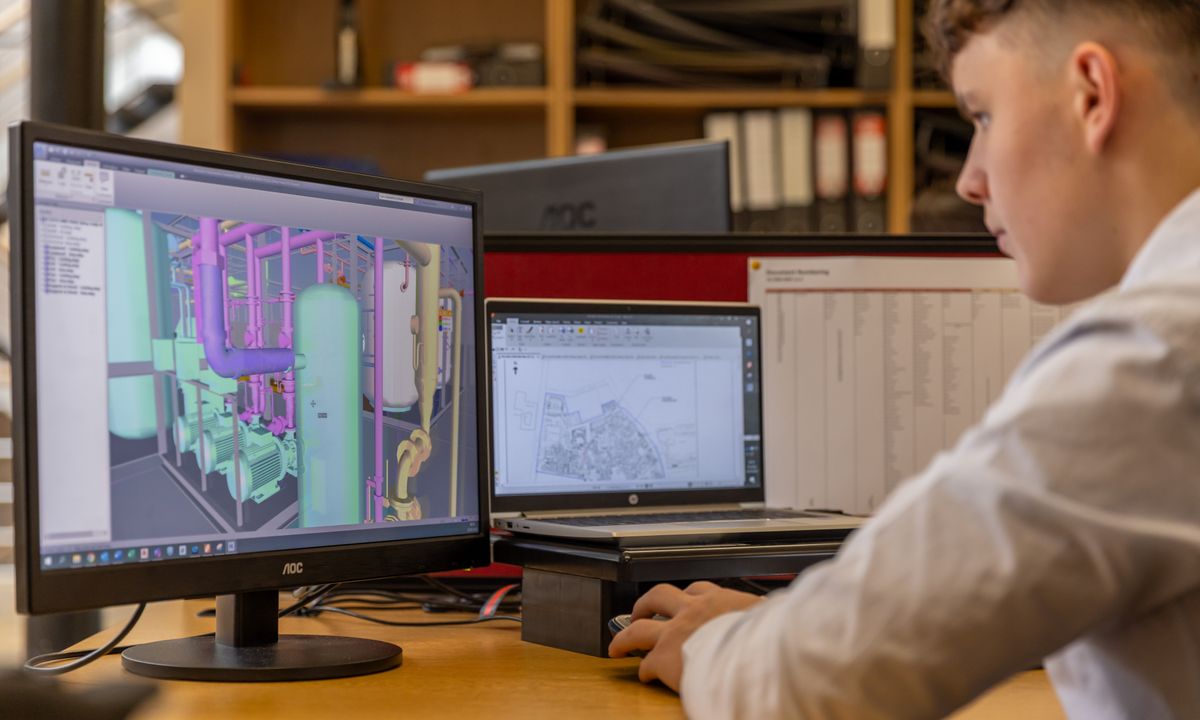Konstrukteur bei der Arbeit an einem technischen 3D-Modell